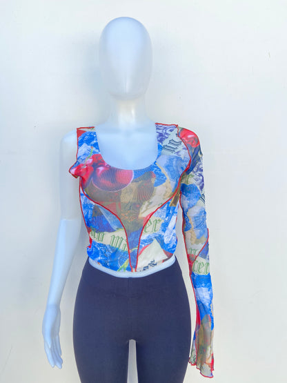 Top azul, con estampado de cereza.