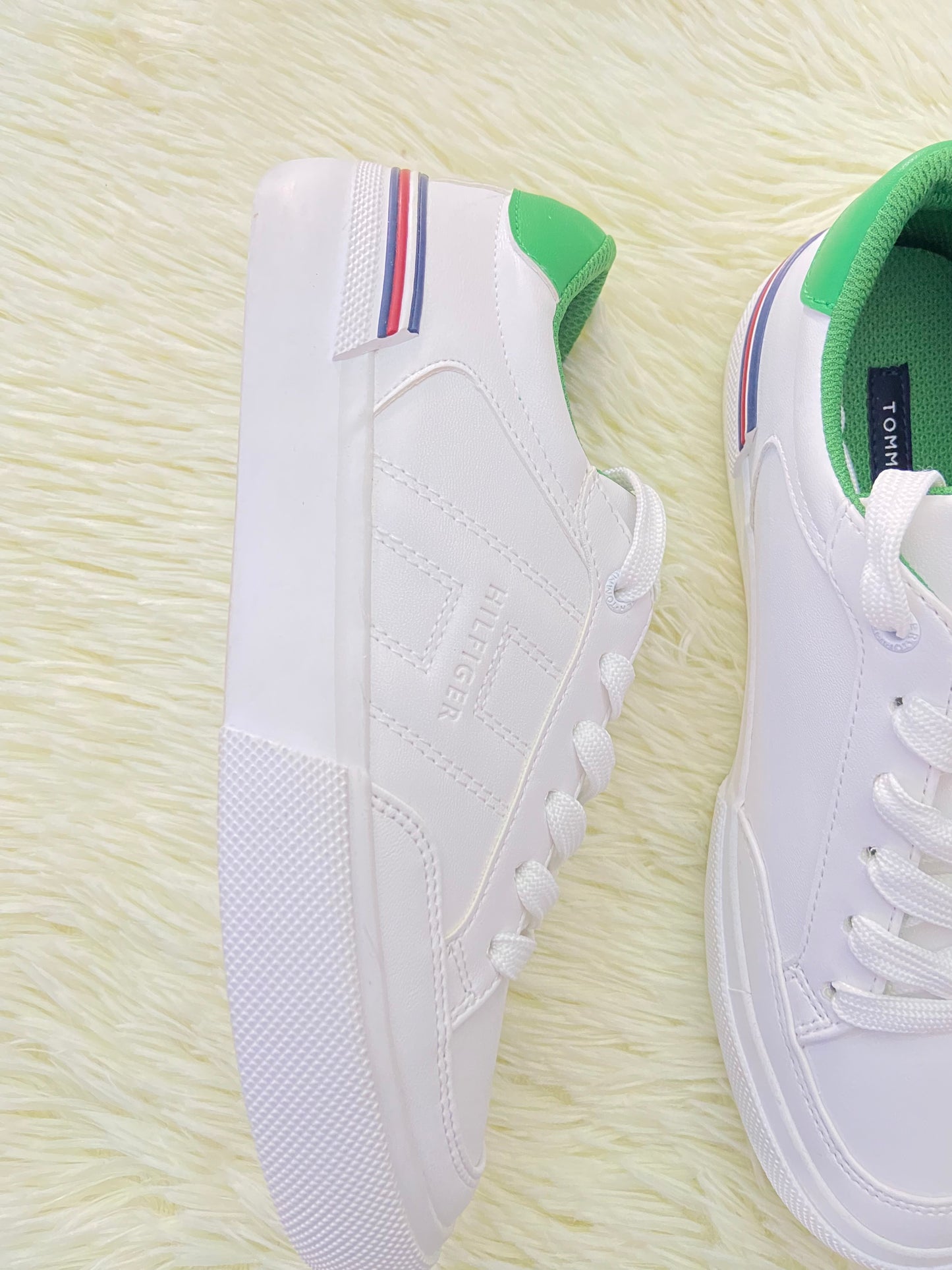 Tenis TOMMY HILFIGER original, blanco con verde en la parte trasera y letras HILFIGER en los costados.