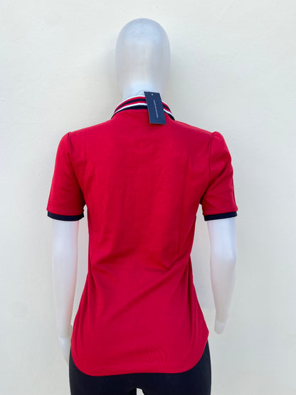 Polocher TOMMY HILFIGER original, rojo con azul marino y cuello con rayas en blanco y azul.
