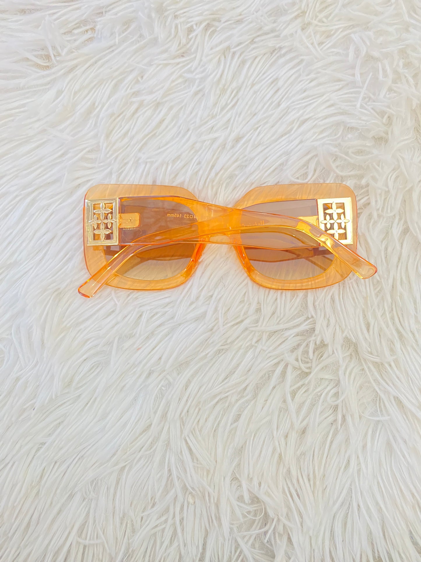 Lentes Fashion Nova original, naranja transparente, cuadrado con diseño de rosas en dorado.