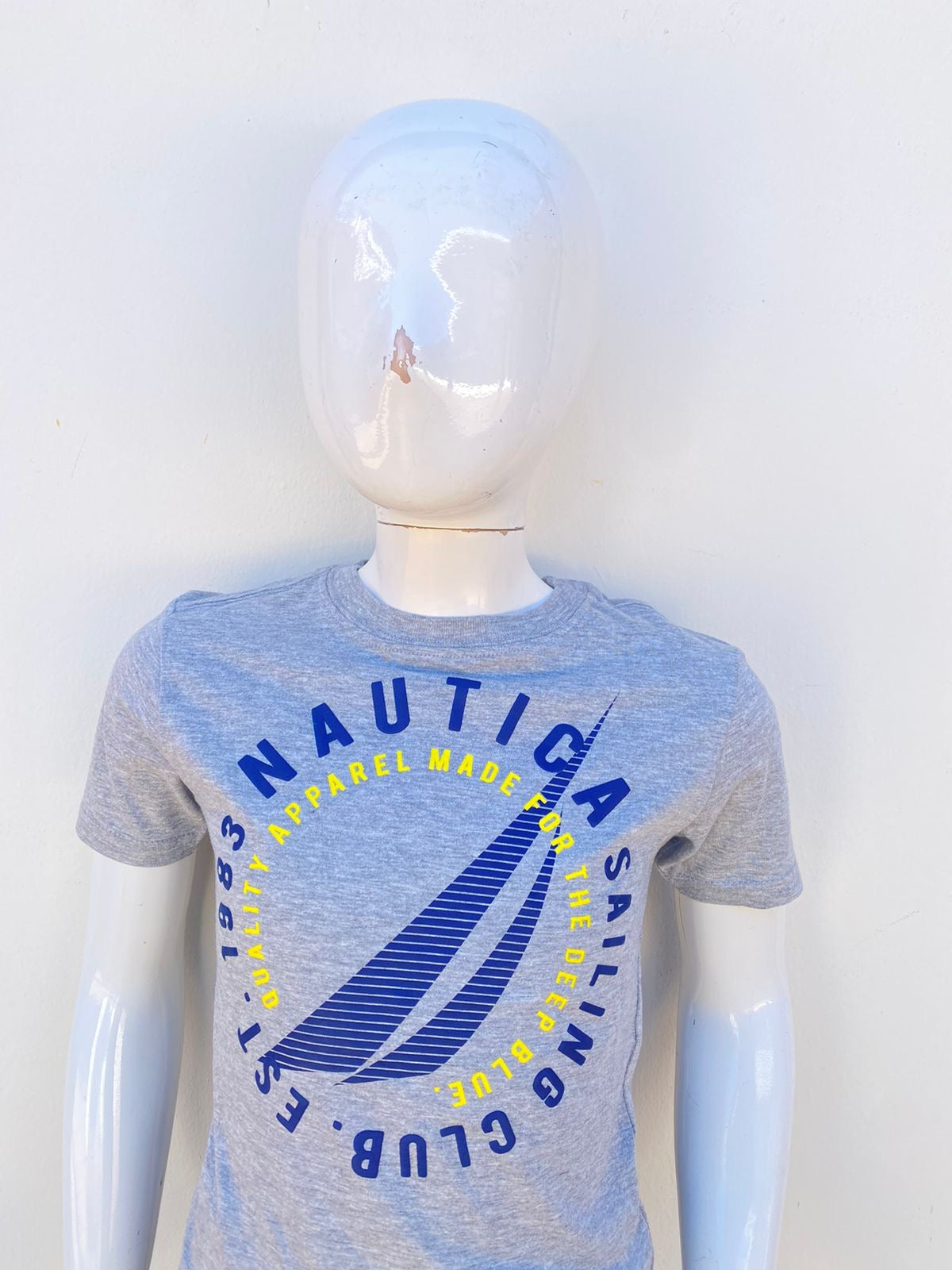 T-shirt Nautica original gris con estampado de letras NAUTICA en azul marino.