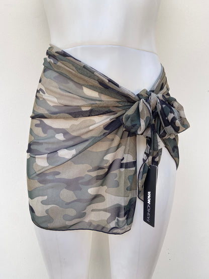 Salida de playa/cover Up con estampado de militar en tonos verde oliva, beige y negro