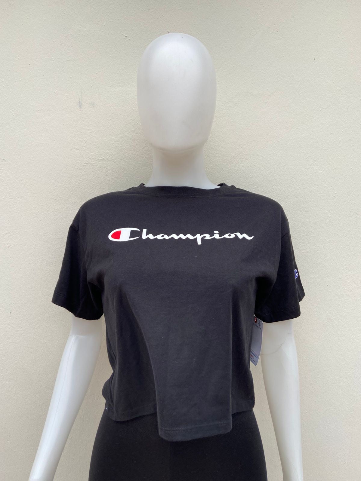 Top Champion original, negro con letras de la marca en frente.
