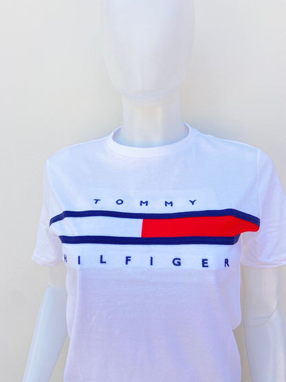 T-shirt Tommy Hilfiger original blanco con bandera Tommy en frente y letras más pequeñas TOMMY HILFIGER en frente, nuevo.