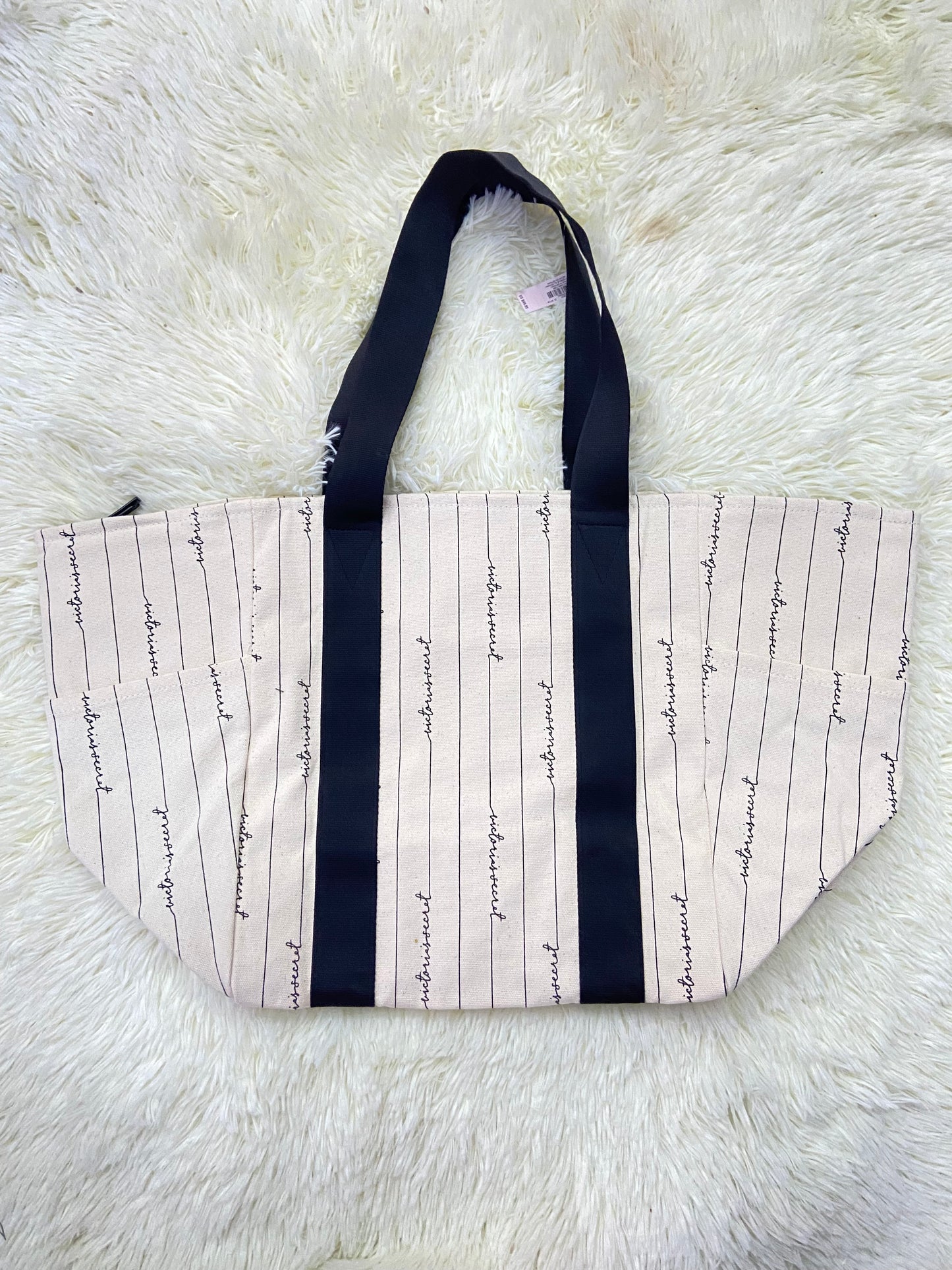 Bulto/ Cartera VICTORIA’S SECRET original, crema con letras de la marca cursivas  en negro, tela.