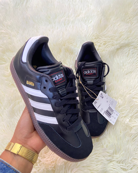 Tenis ADIDAS SAMBA original, negro con suelas en color marron, líneas en color blanco con letras SAMBA en dorado.