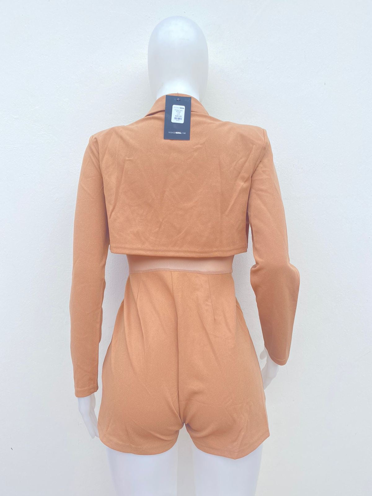 Enterizo/ Romper Fashion Nova original crema, con mangas y zipper delantero.