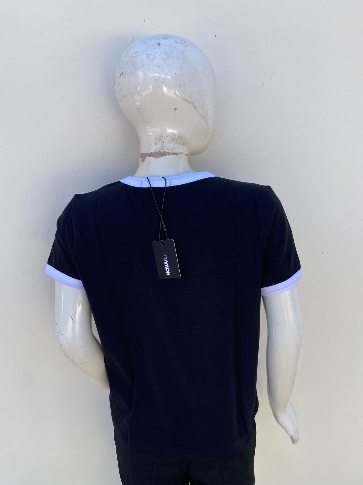 T-shirt, negro con líneas en color blanco.
