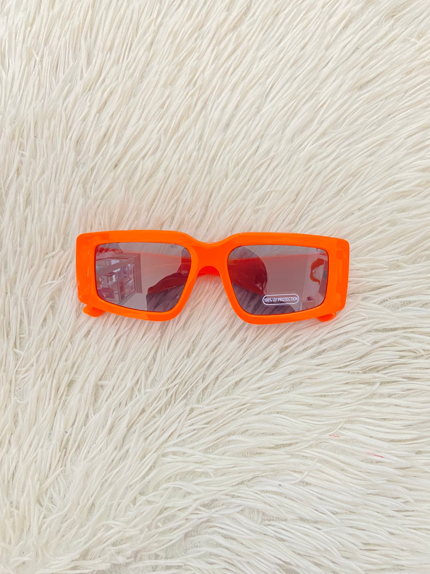 Lentes Fashion Nova original naranja con micas oscuras.