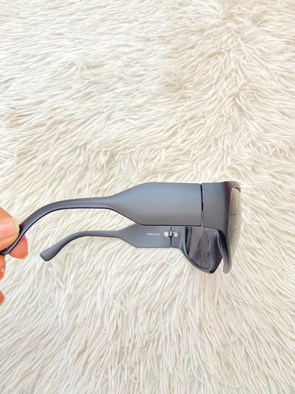 Lentes, diseñados con protección UV 100-400 para proteger tu visión. Negro grande con micas oscuras.