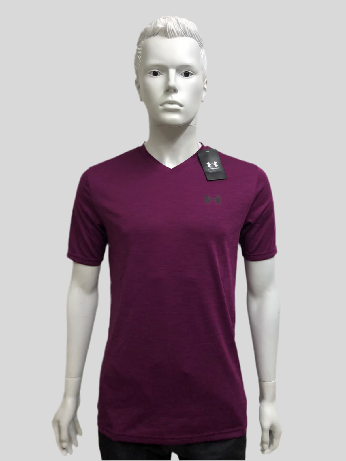 T-shirt  Under Armour morado cuello “V” con logotipo Under Armour negro)