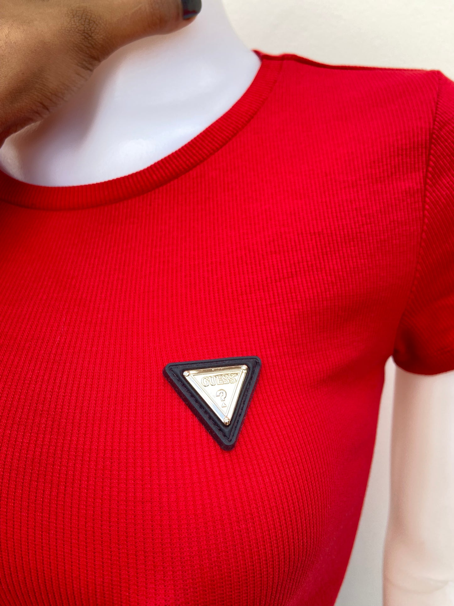 T-shirt GUESS original, rojo con placa GUESS en color dorado.