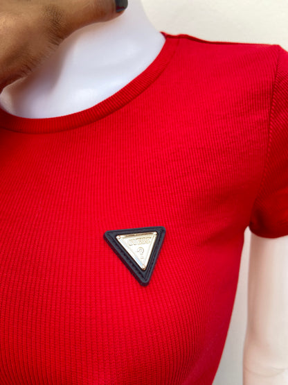 T-shirt GUESS original, rojo con placa GUESS en color dorado.