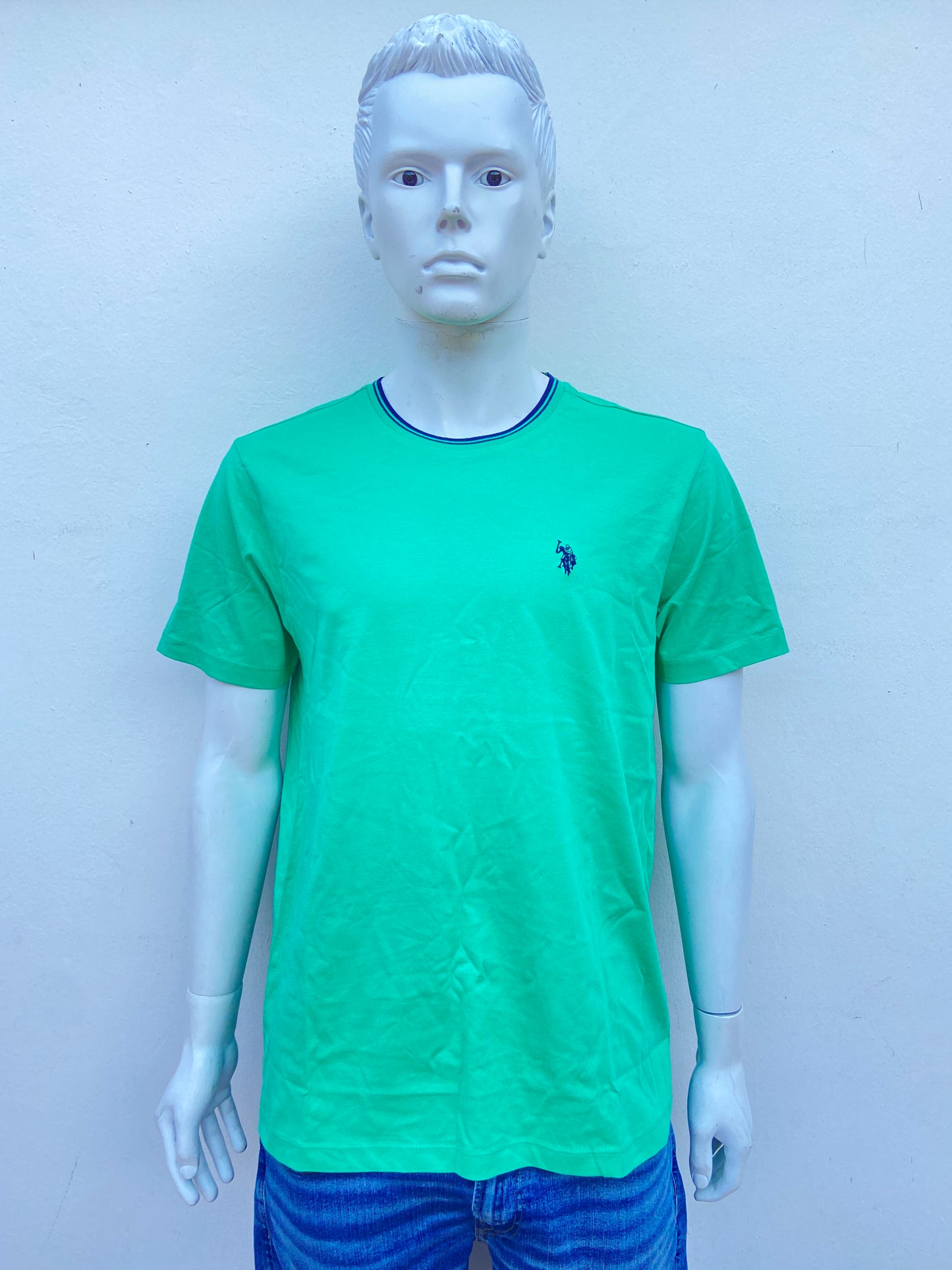 T-shirt U.S Polo original verde con logotipo y cuello en azul marino.