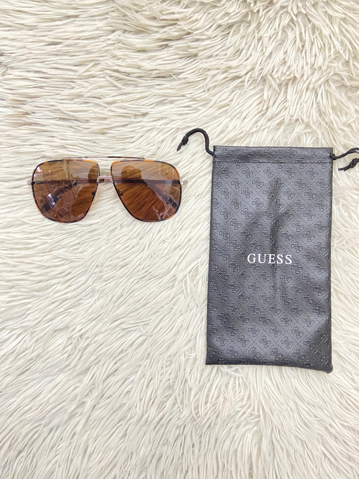 Lentes GUESS original, diseñados con protección UV 100-400 para proteger tu visión. Marrón con montura en animal print y micas marrones.