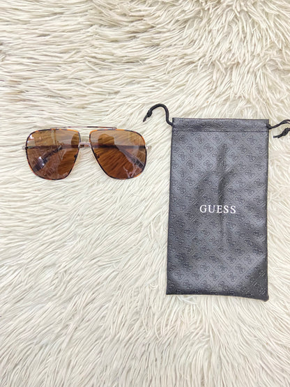Lentes GUESS original, diseñados con protección UV 100-400 para proteger tu visión. Marrón con montura en animal print y micas marrones.