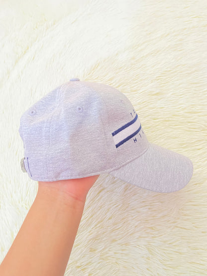 Gorra TOMMY HILFIGER original, gris con banda y nombre de la marca al frente. Ajustable atrás.