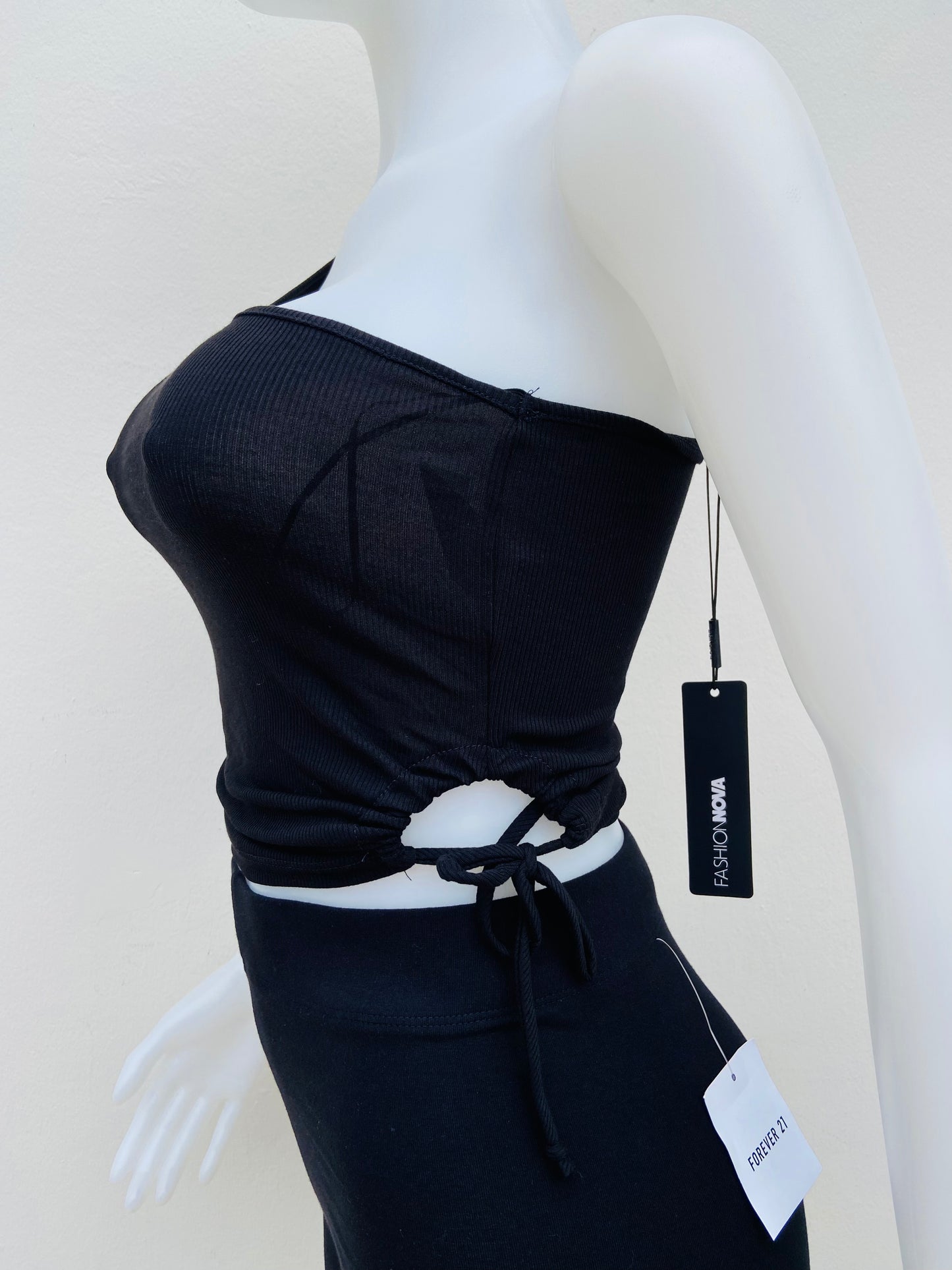 Top Fashion Nova original negro liso de un solo hombro y lazos ajustables en los lados.