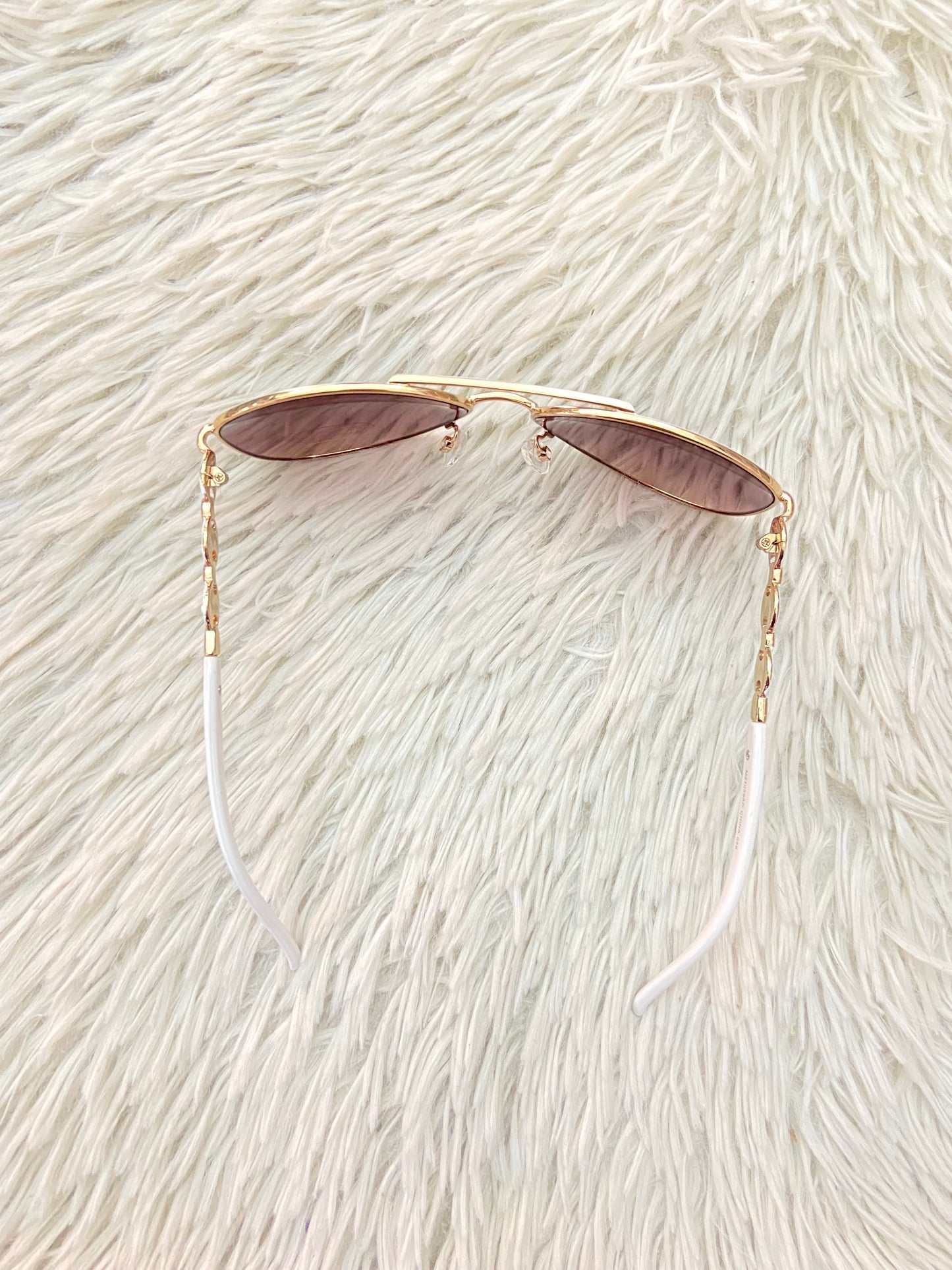 Lentes, con micas marrones y montura en color blanco.