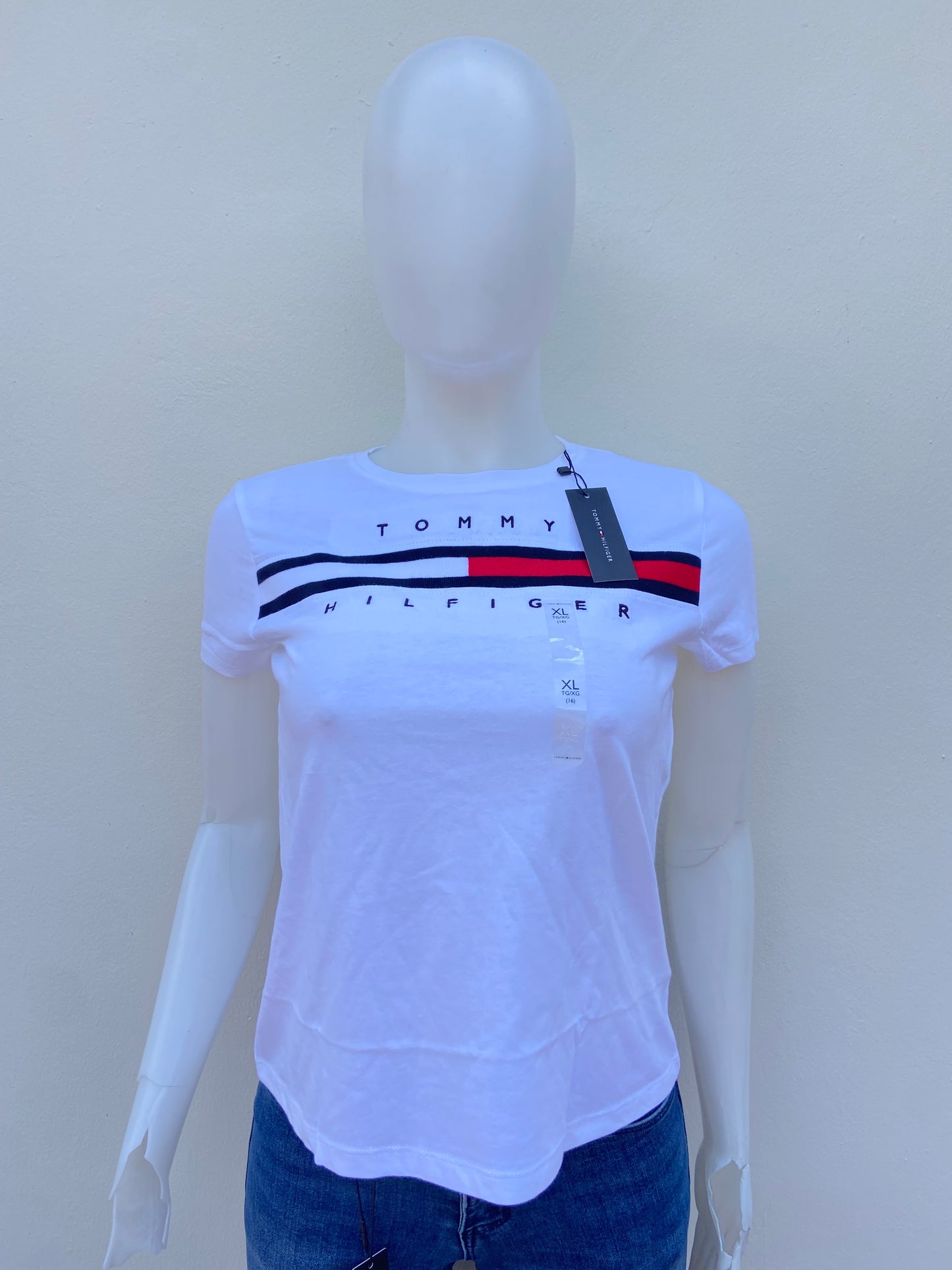 T-shirt/ blusa Tommy Hilfiger original, blanco con banda Tommy en frente, mangas más cortas y costura en hilo blanco en frente, diferente.