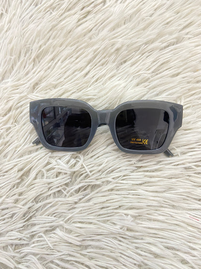 Lentes, diseñados con protección UV 100-400 para proteger tu visión. Gris oscuro, cuadrado con micas negras.