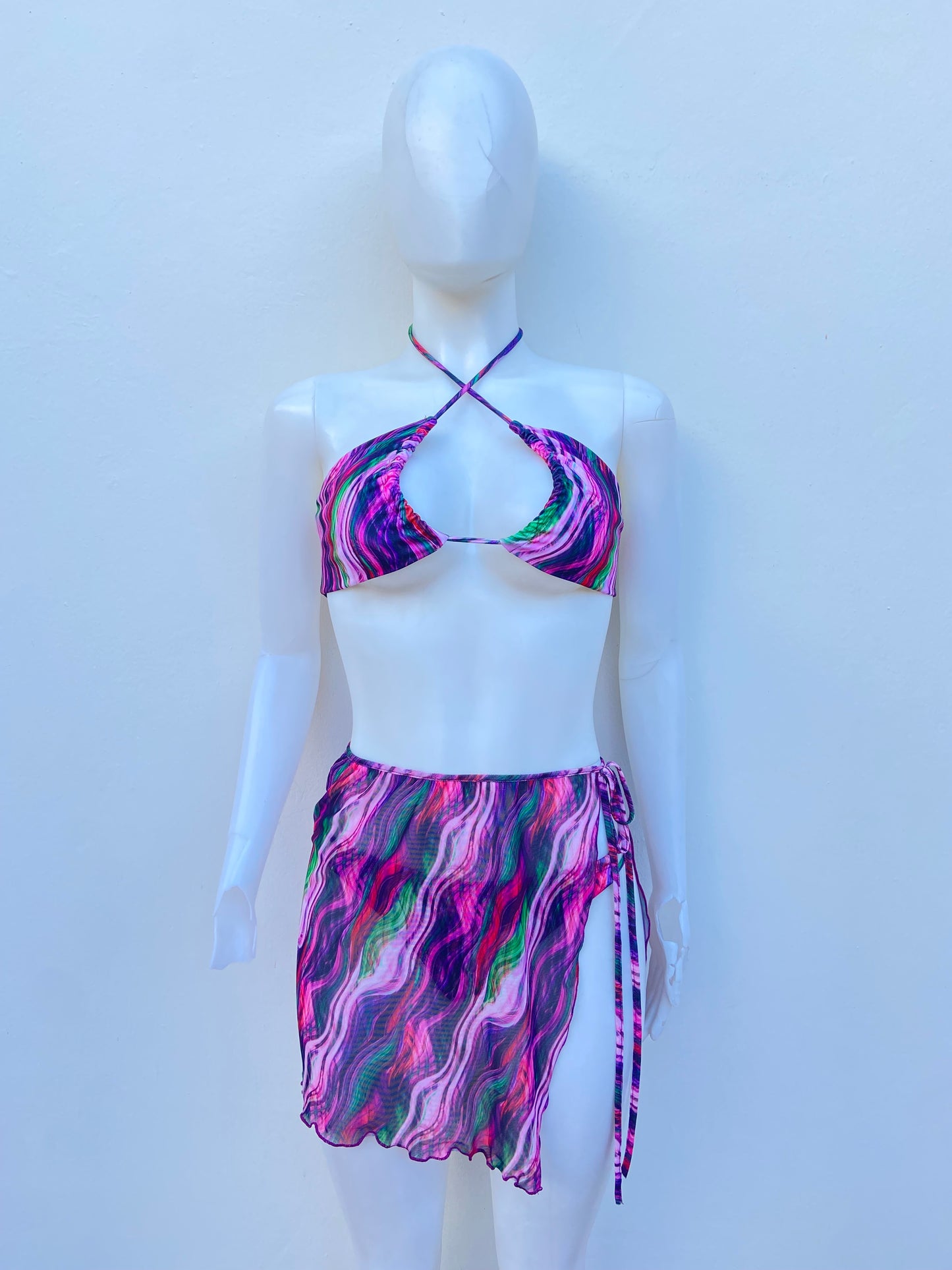 Biquini, morado con multicolores y cover Up adicional ( falda ), 3 piezas.