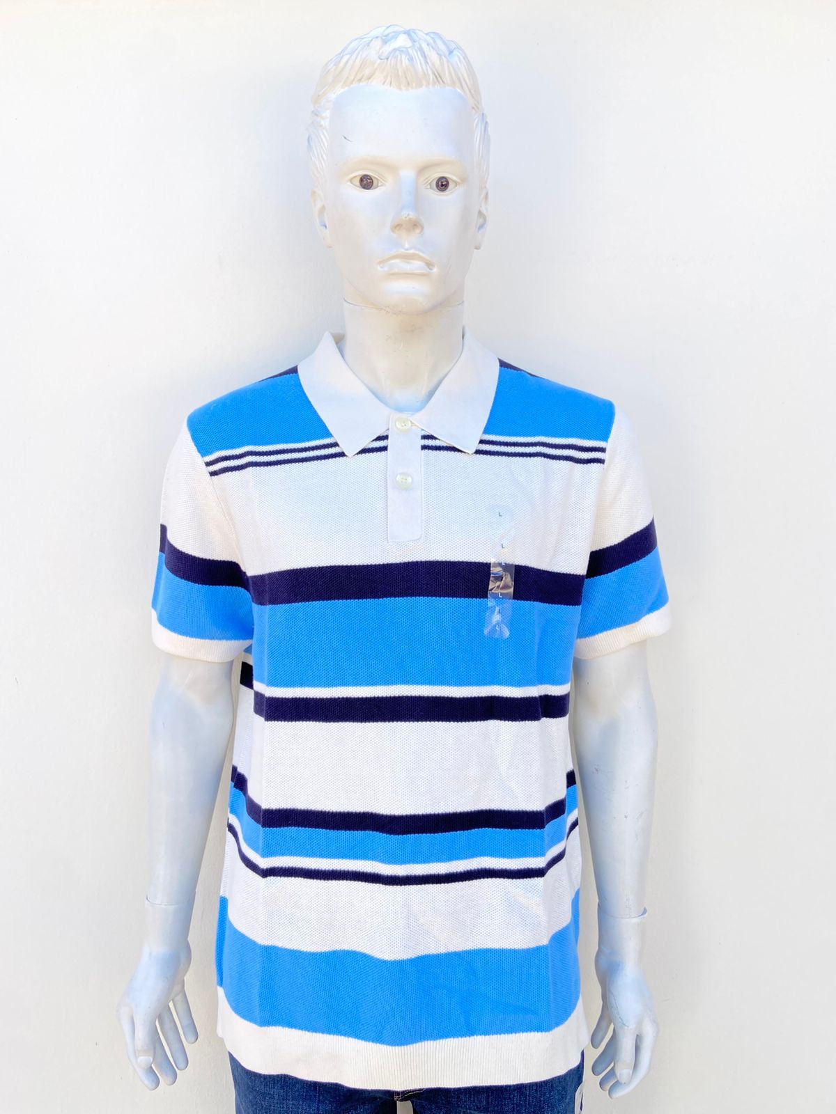 Polocher/Sueter GAP Original, en color blanco con lineas en tonos azul y azul marino.