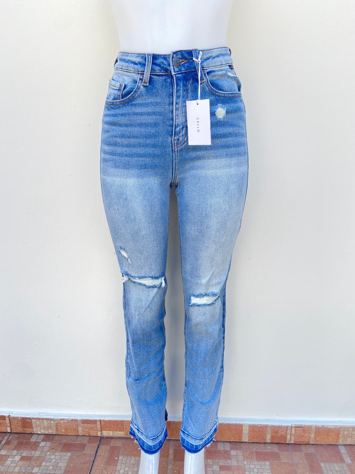 Pantalon Jean claro con degradado blanco con rasgados en las rodillas y abierto en los tobillos.