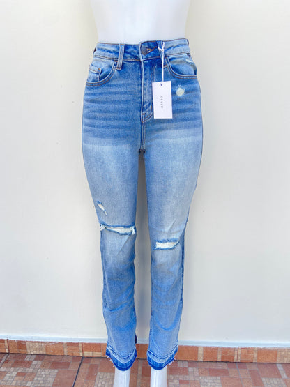 Pantalon Jean claro con degradado blanco con rasgados en las rodillas y abierto en los tobillos.