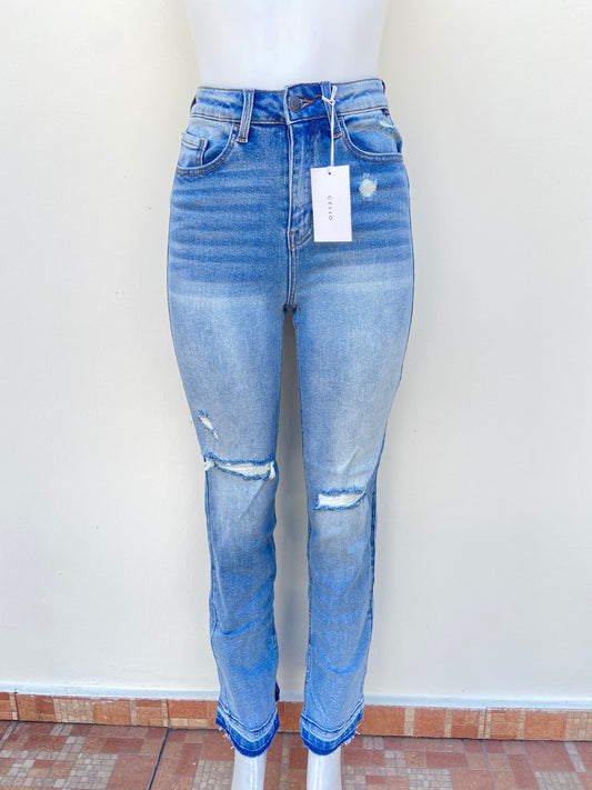 Pantalon Jean claro con degradado blanco con rasgados en las rodillas y abierto en los tobillos.