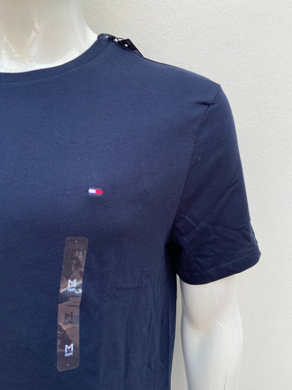 T-shirt TOMMY HILFIGER original, azul marino con pequeño logotipo al lado.