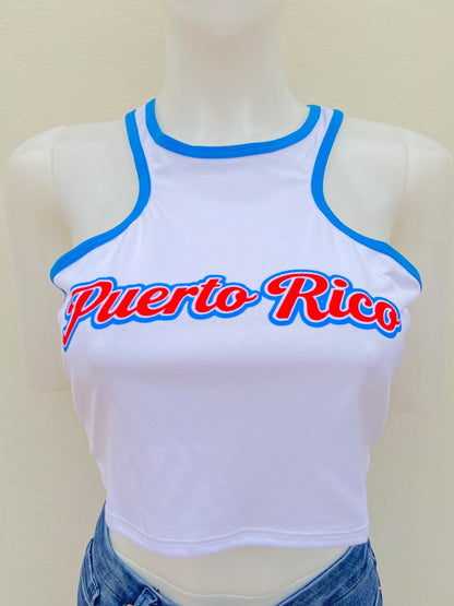 Top blanco, con letras PUERTO RICO en rojo y azul.