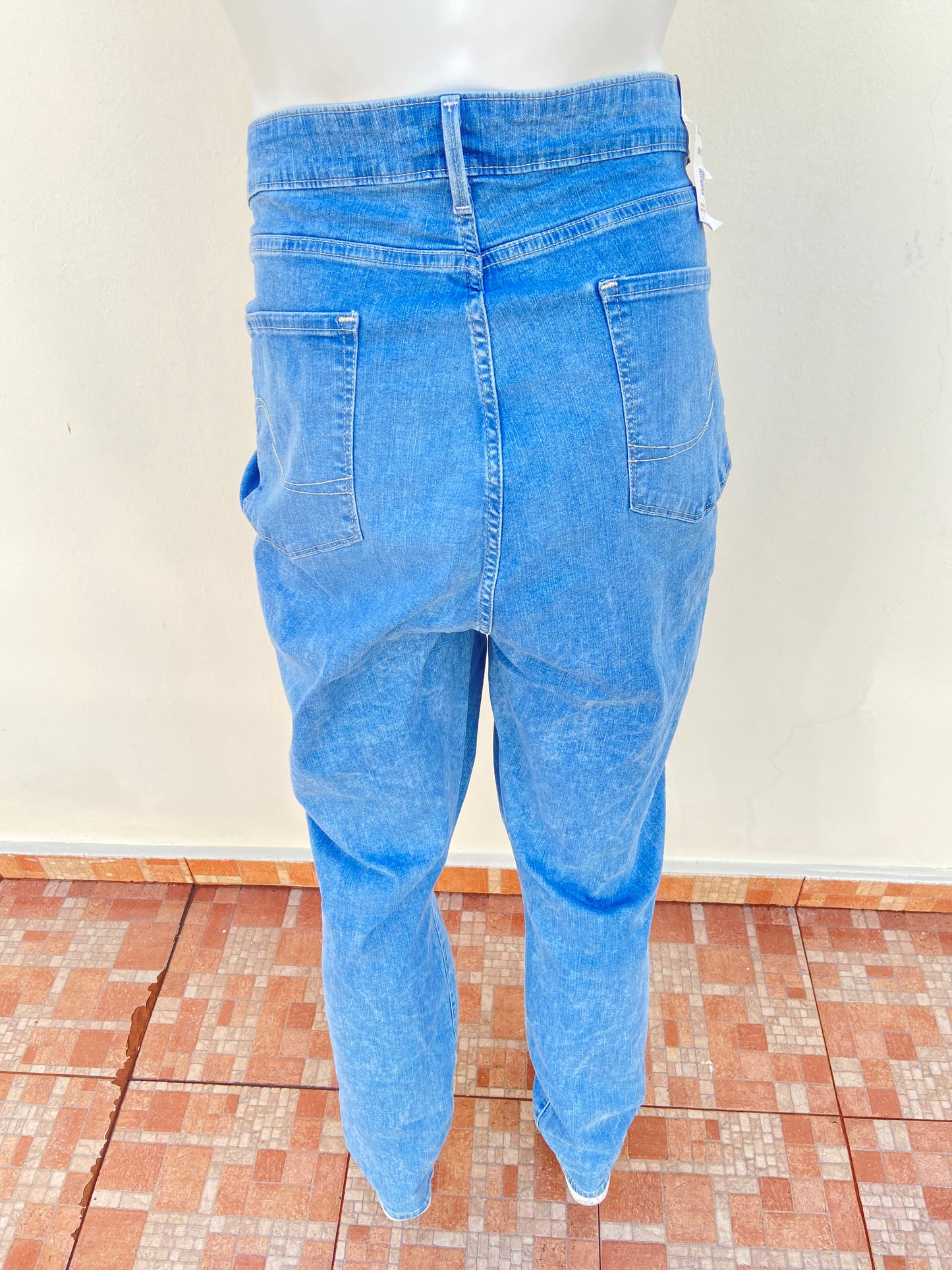 Pantalon Jean SIGNATURE GOLD BY LEVI STRAUSS original azul claro con rasgados.