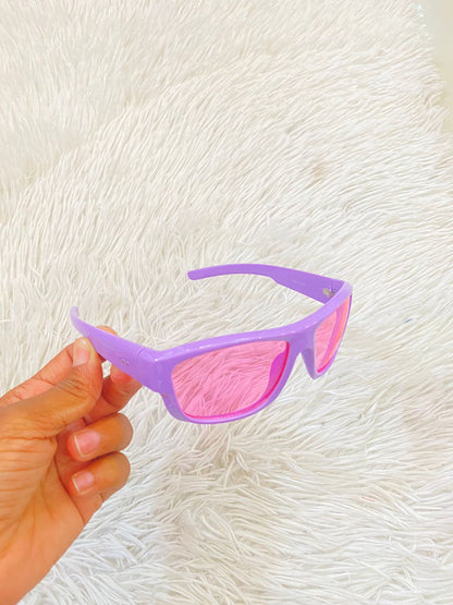 Lentes diseñados con protección UV 100-400 para proteger tu visión. Morado con micas rosadas.