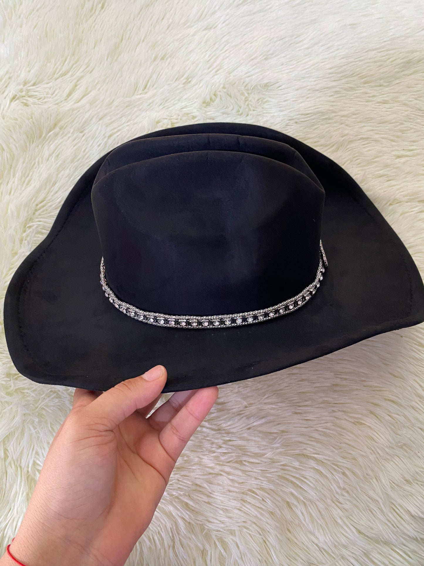 Sombrero, negro con detalle en color plateado con corazón.