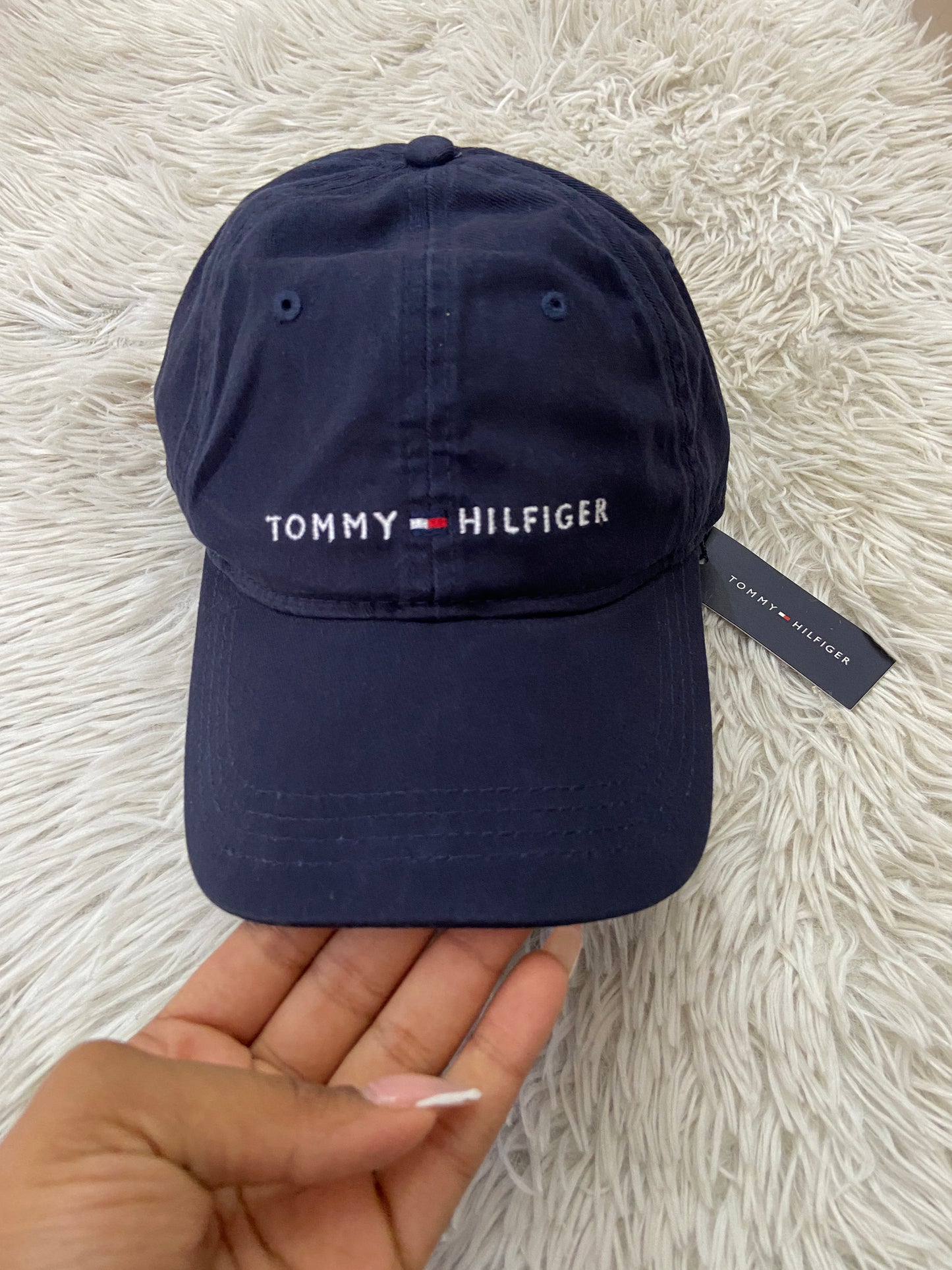 Gorra Tommy Hilfiger original azul marino, con letras TOMMY HILFIGER en blanco y correa marrón.