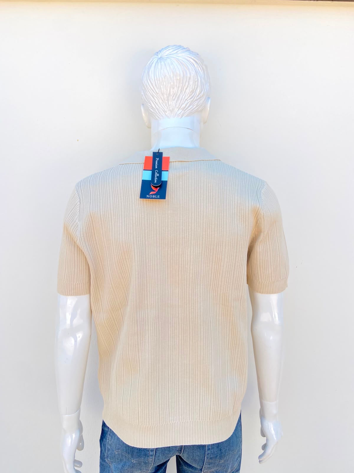 Polocher/Sueter NOBLE original, con color crema liso.