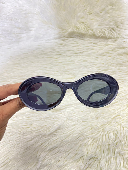 Lentes, negro con micas claras y forma ovalada.