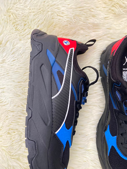 Tenis PUMA X BMW MOTORSPORT original, negro con azul y detalles en color rojo.