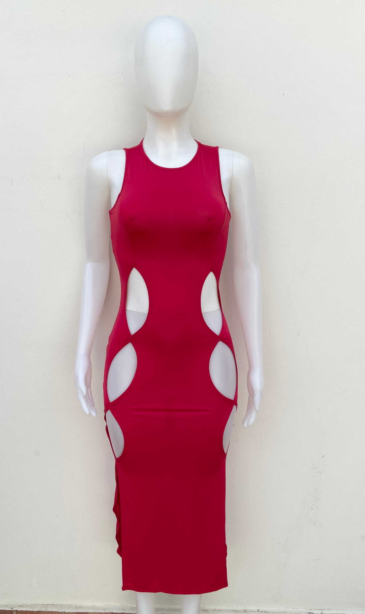 Vestido Fashion Nova original rojo con abiertos en frente.