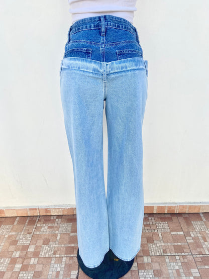 Pantalon Jean azul claro con azul oscuro y abierto en la cintura ancho.