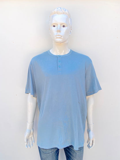 T-shirt verde claro liso con botones al frente.