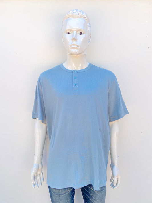 T-shirt verde claro liso con botones al frente.