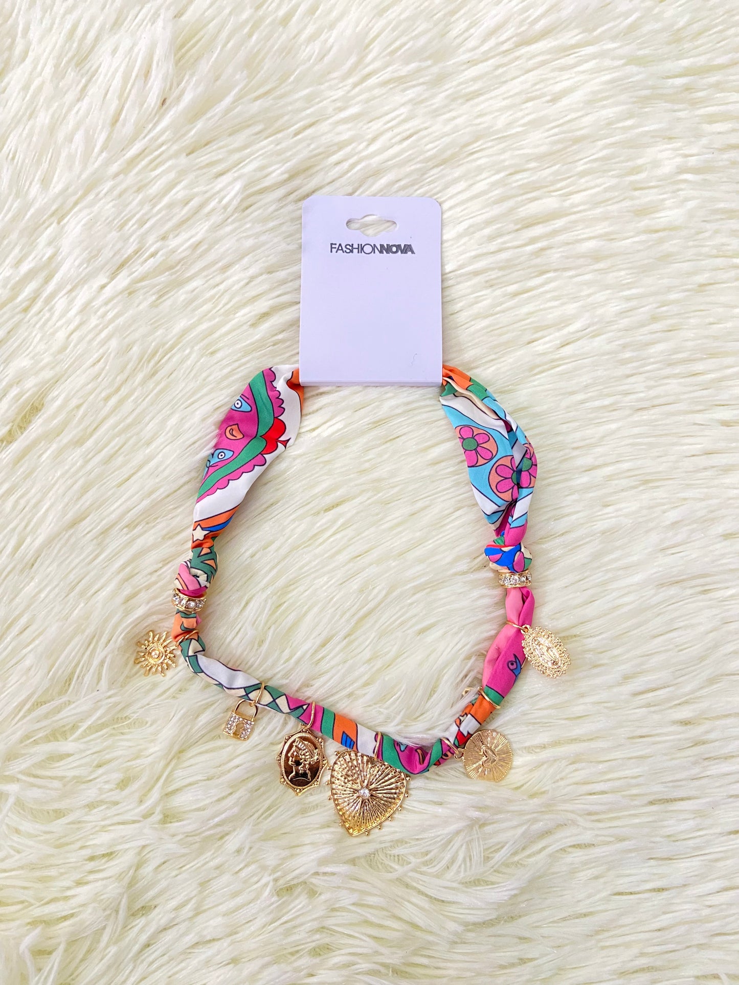 Collar de paño con accesorios colgantes de sol, corazones, la virgen entre otras.