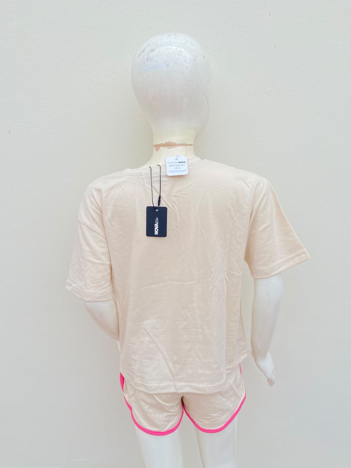 Conjunto color  crema, con letras en color rosado BABY GIRL.