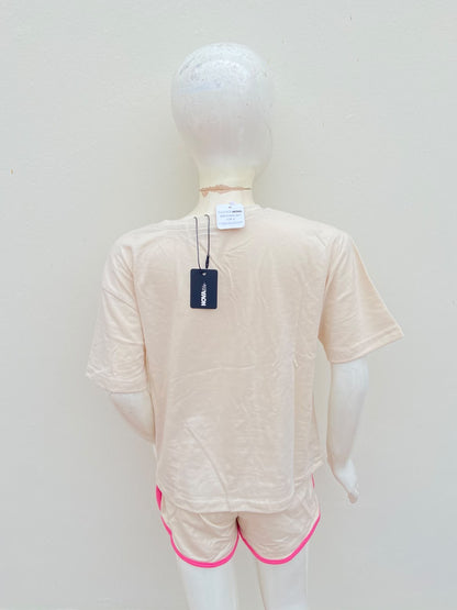 Conjunto color  crema, con letras en color rosado BABY GIRL.