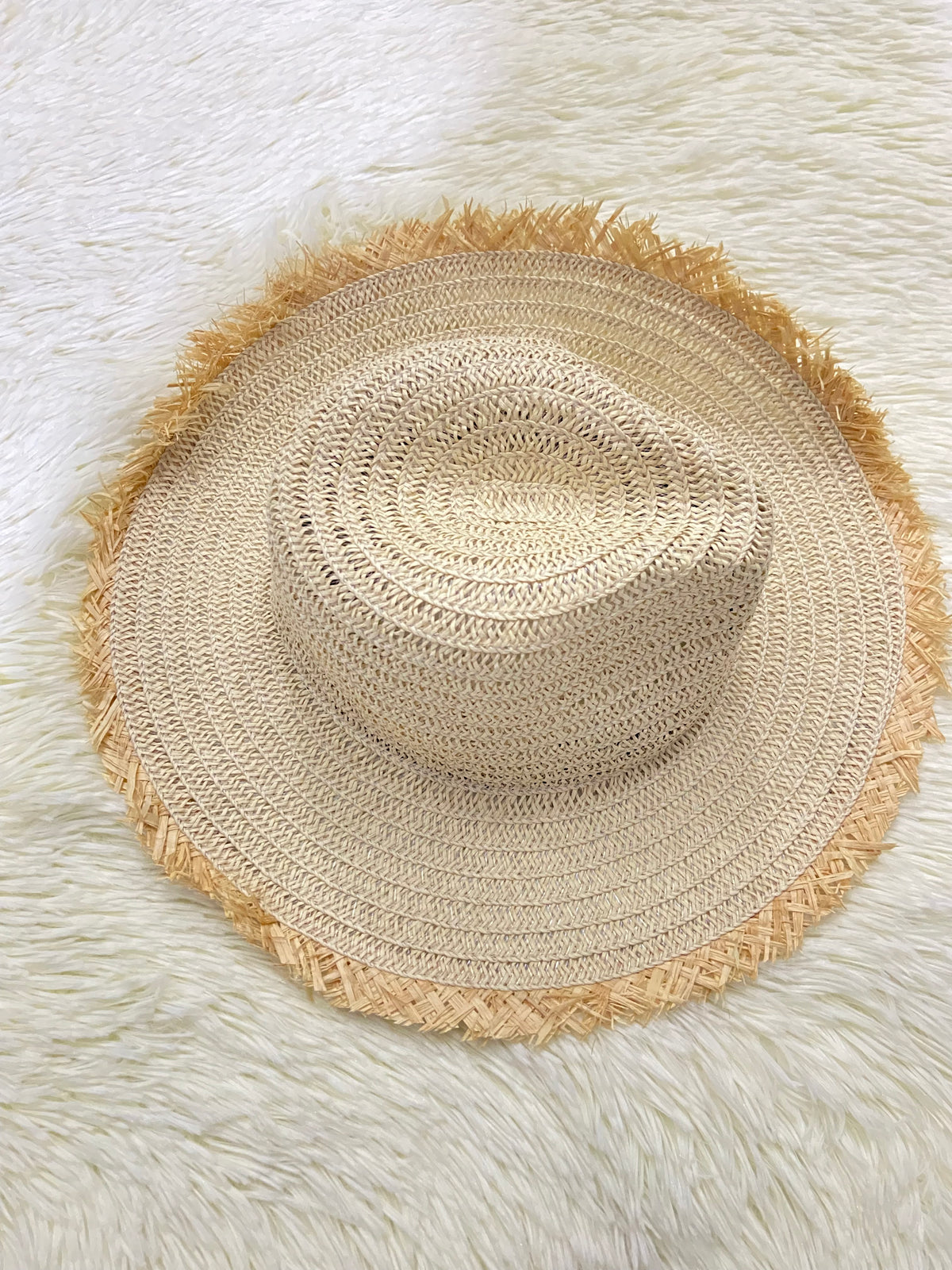 Sombrero, crema con tejido en paja.