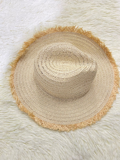 Sombrero, crema con tejido en paja.