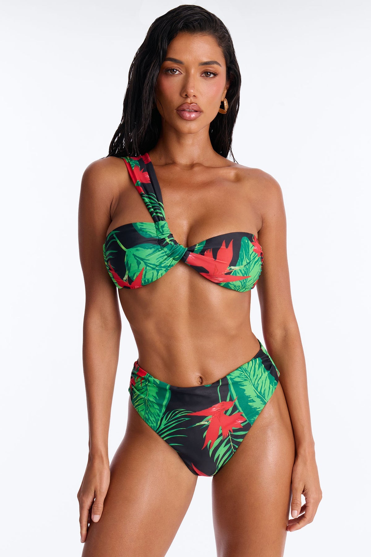 Biquini de 3 piezas en color negro con estampado de paraiso tropical con ramos verdes y rojos.