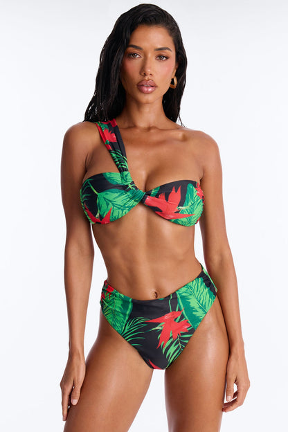 Biquini de 3 piezas en color negro con estampado de paraiso tropical con ramos verdes y rojos.